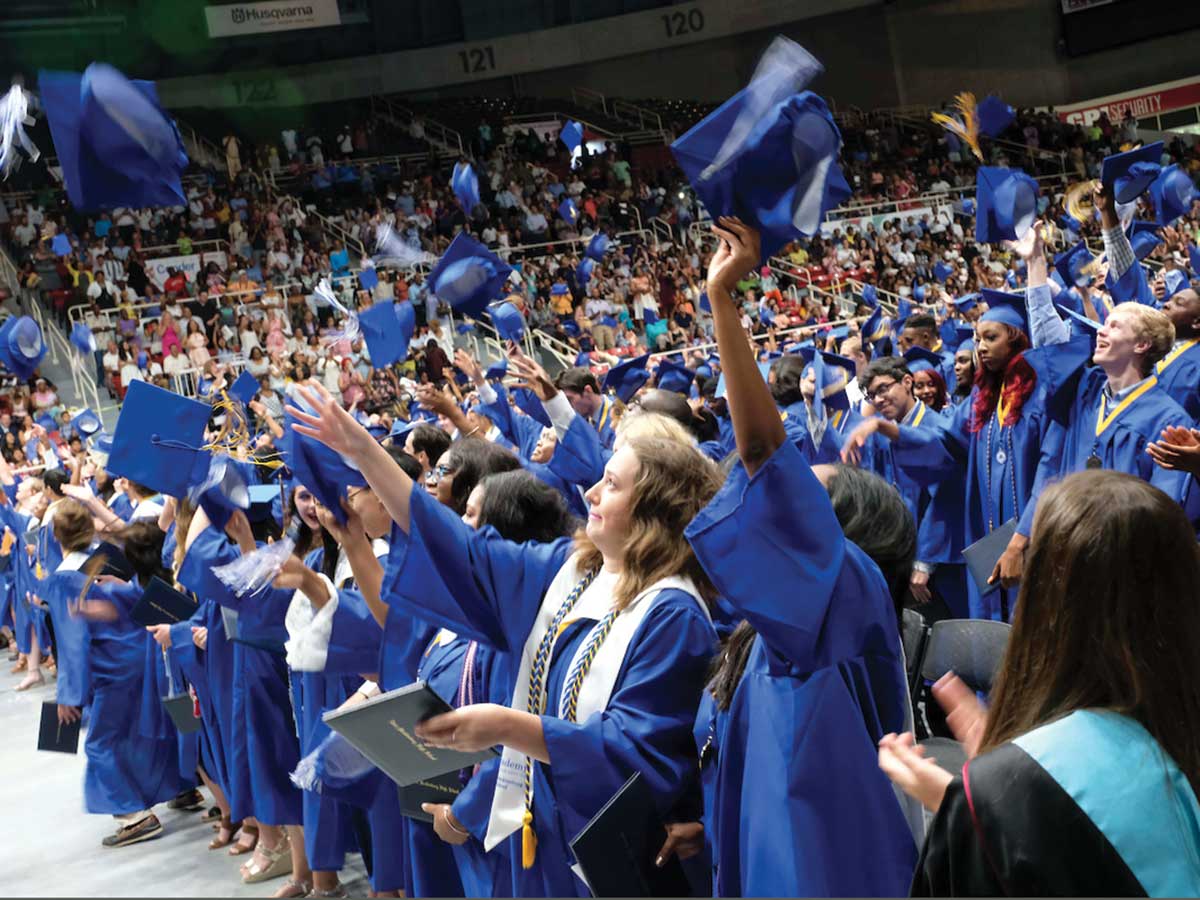 Comenzaron las ceremonias de graduación del CMS | Qué Pasa, image size:1200x900