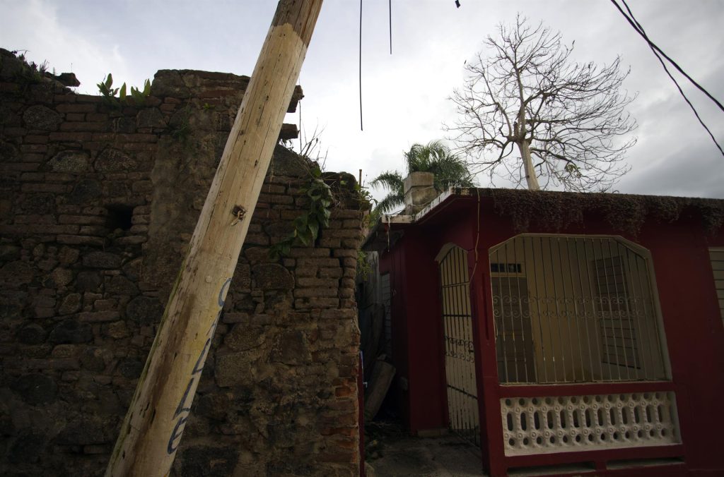 Fotografía del 16 de septiembre de 2020 que muestra una casa afectada en el 2017 por el paso del huracán María en el pueblo de Yabucoa (Puerto Rico). EFE/Thais Llorca