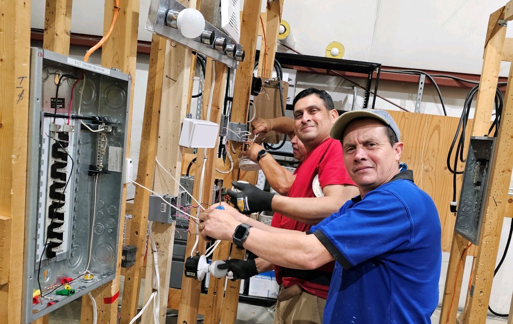 Curso de cableado eléctrico residencial en español en Wake Tech Qué Pasa