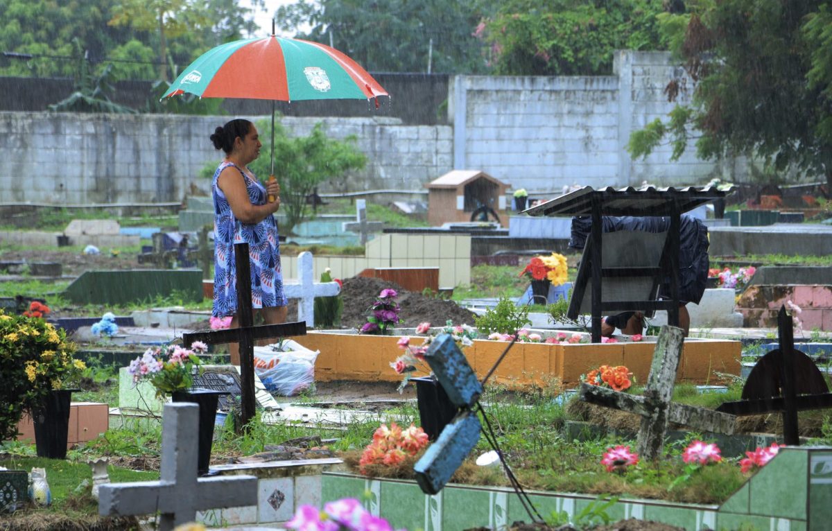 Hondureños acuden a cementerios para recordar a sus difuntos y llevar