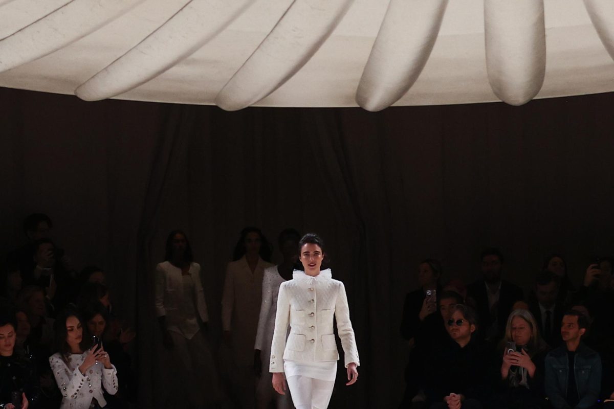 Chanel da protagonismo al botón en su desfile de Alta Costura en París ...