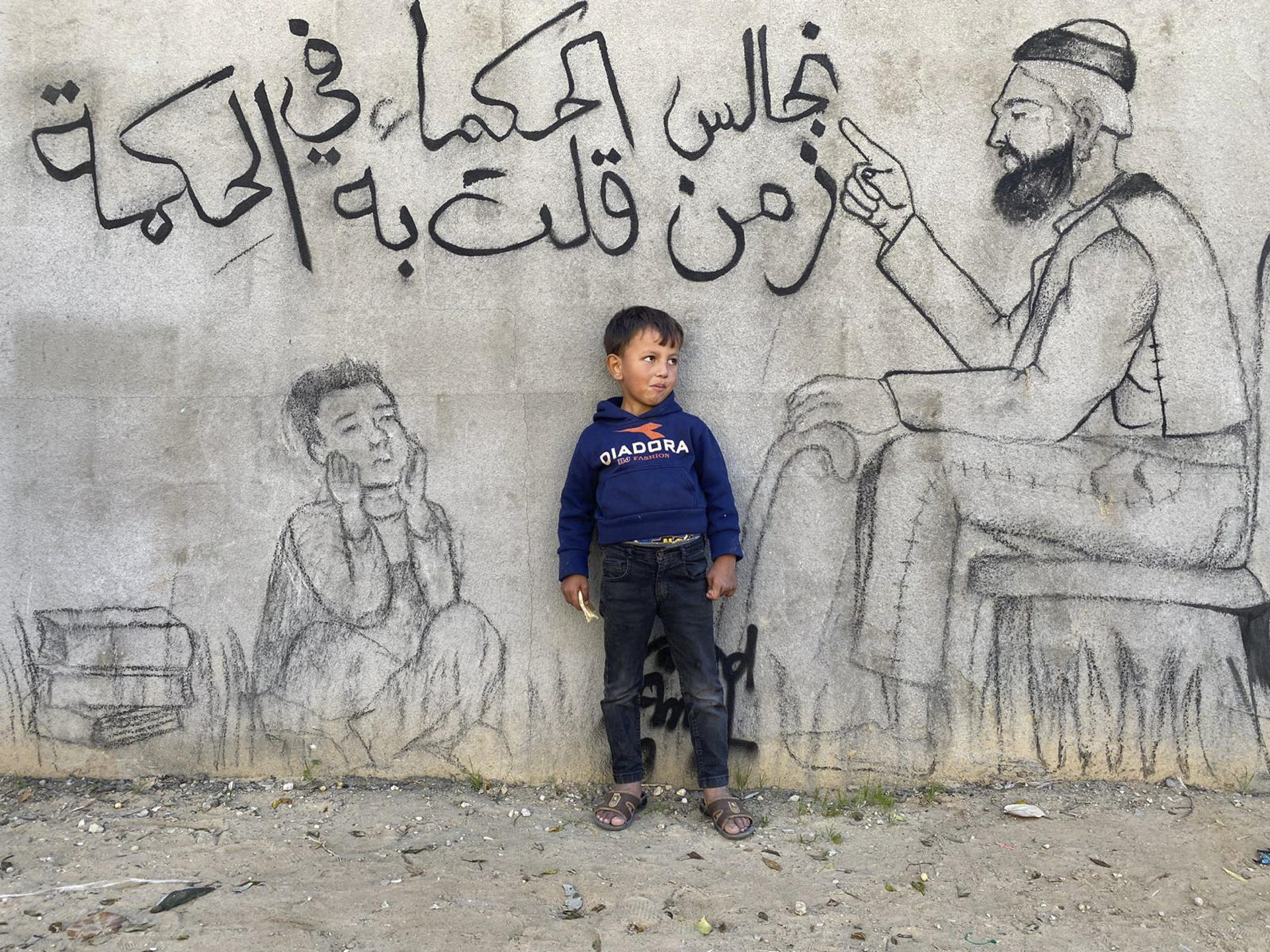 Una pintura entre escombros convierte en arte reivindicativo las cifras de  guerra en Gaza | Qué Pasa, image size:1920x1440