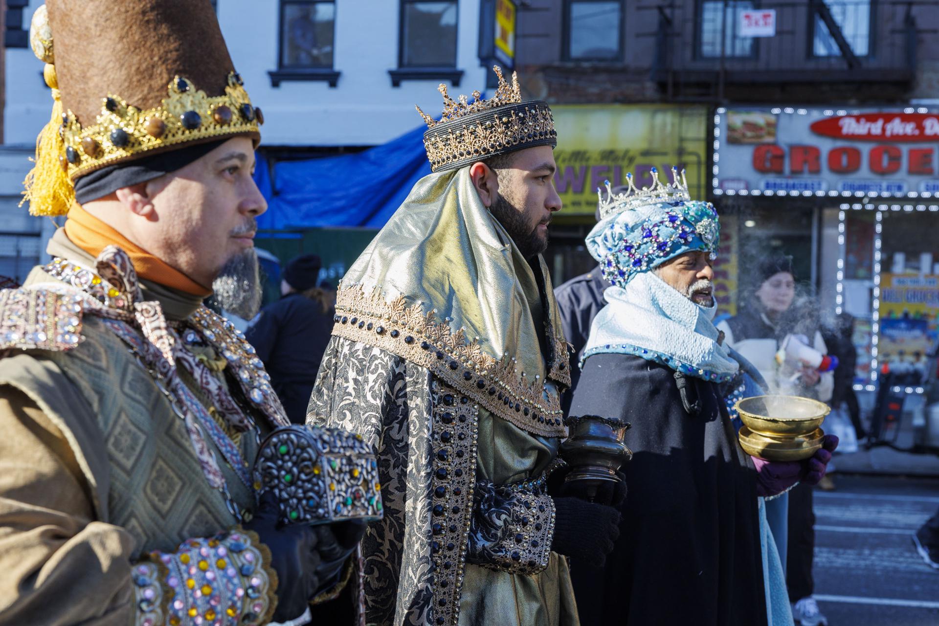 Los tres Reyes Magos aterrizan en el barrio latino de Harlem en Nueva