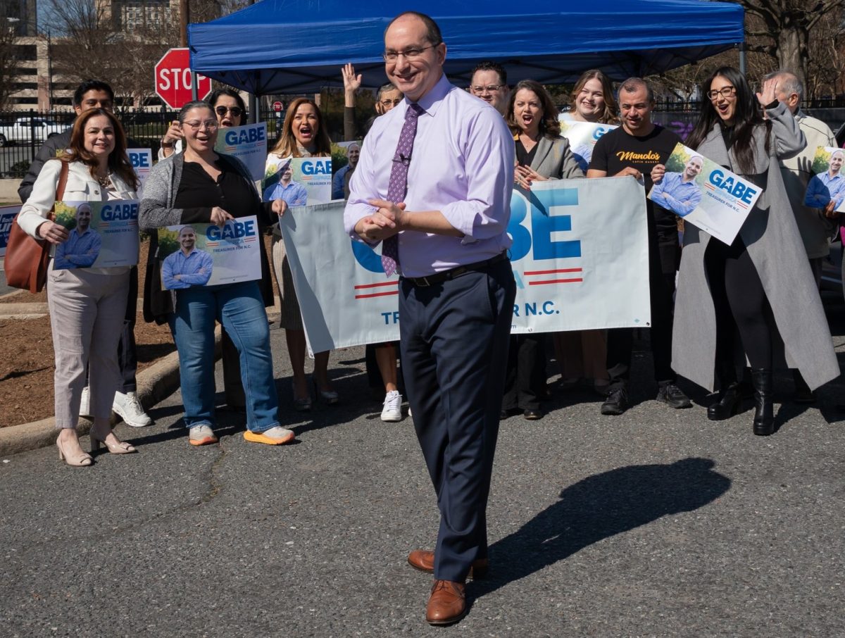 Gabe Esparza quiere hacer historia para los latinos en NC Qué Pasa