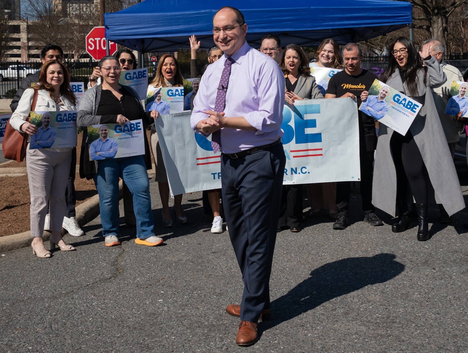 Gabe Esparza quiere hacer historia para los latinos en NC Qué Pasa