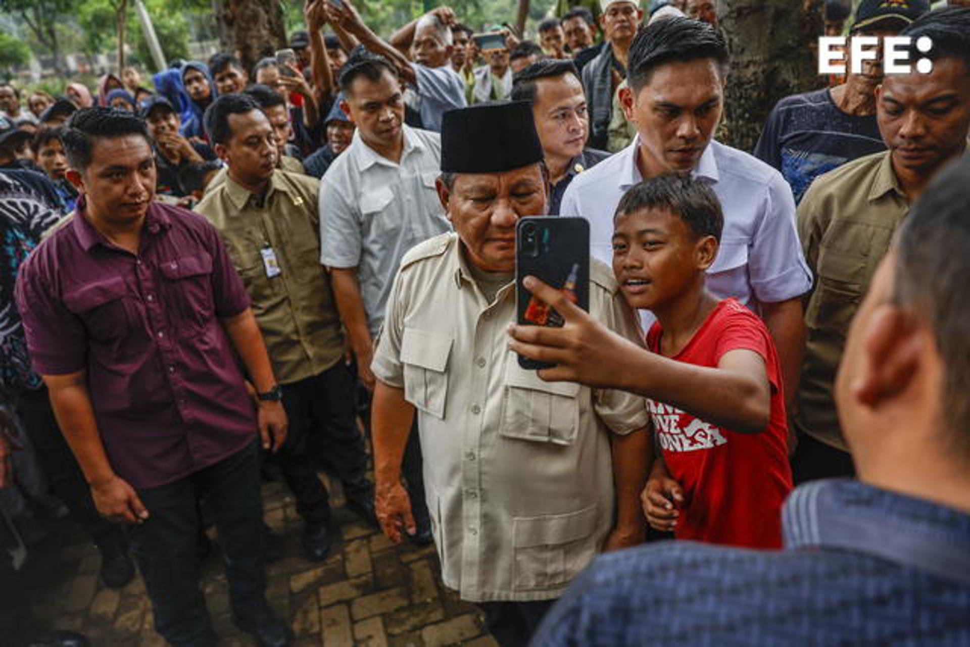 El recuento oficial al 50 % otorga el liderazgo a Prabowo en las