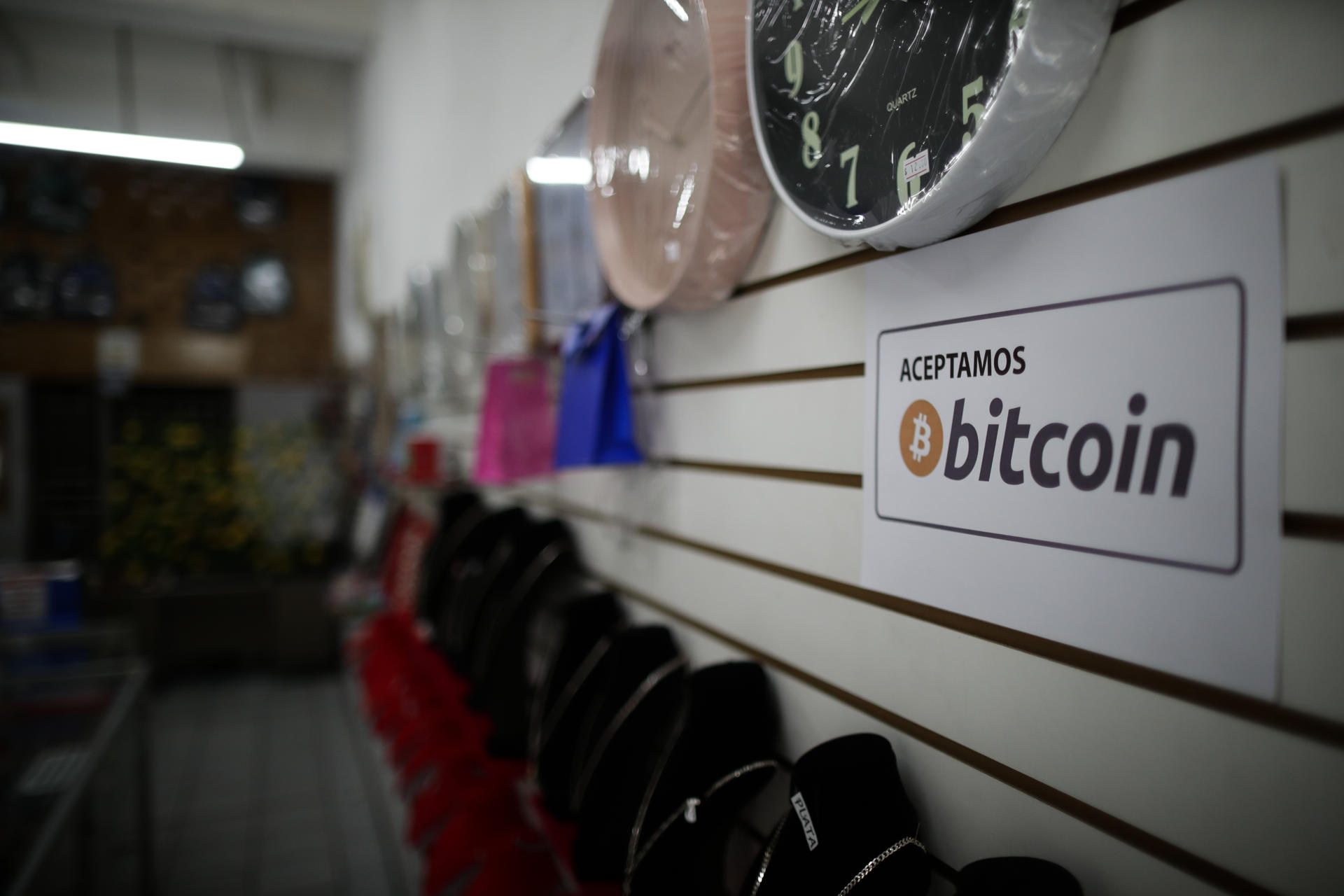 El Salvador impartirá información sobre bitcóin a estudiantes de las  escuelas públicas | Qué Pasa