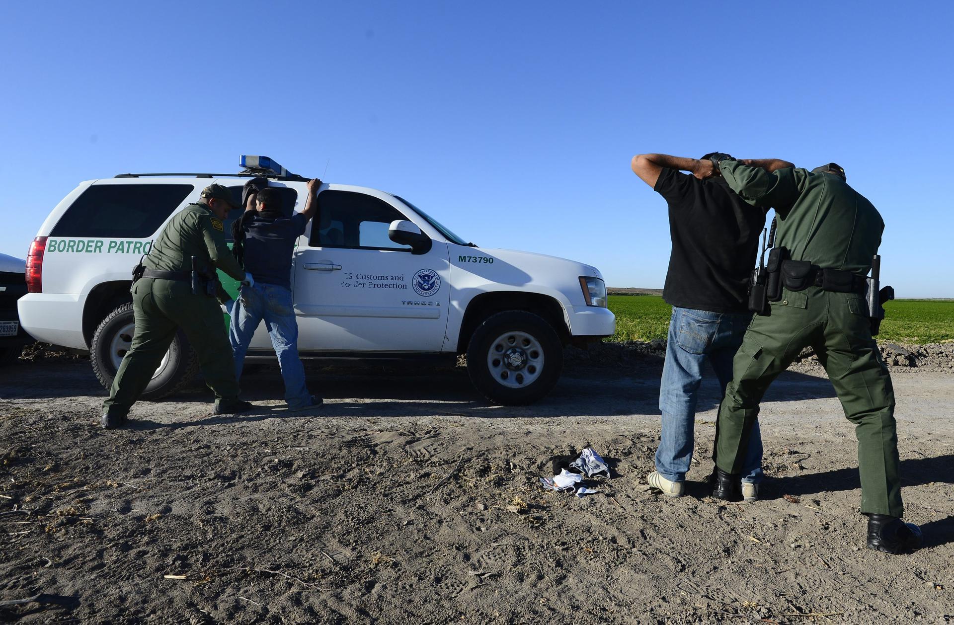 Fotografía de archivo fechada el 25 de febrero de 2013 que muestra agentes de la patrulla fronteriza mientras detienen a presuntos inmigrantes ilegales en un costado del Río Grande cerca de McAllen, Texas (EE.UU.). EFE/Larry W. Smith