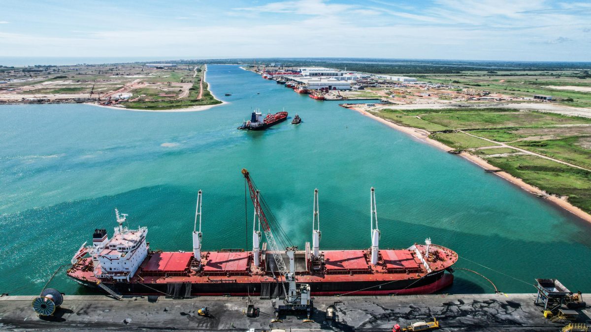 Fotografía aérea cedida por Divulgación Porto do Açú del canal del Puerto do Açu, el 11 de enero de 2023, en la ciudad de São João da Barra, en Río de Janeiro (Brasil). Porto do Açu, el mayor complejo portuario e industrial privado de Latinoamérica y plataforma de exportación del 40 % del petróleo de Brasil, está invirtiendo para convertirse en una referencia en transición energética. EFE/ Divulgación Porto Do Açú
