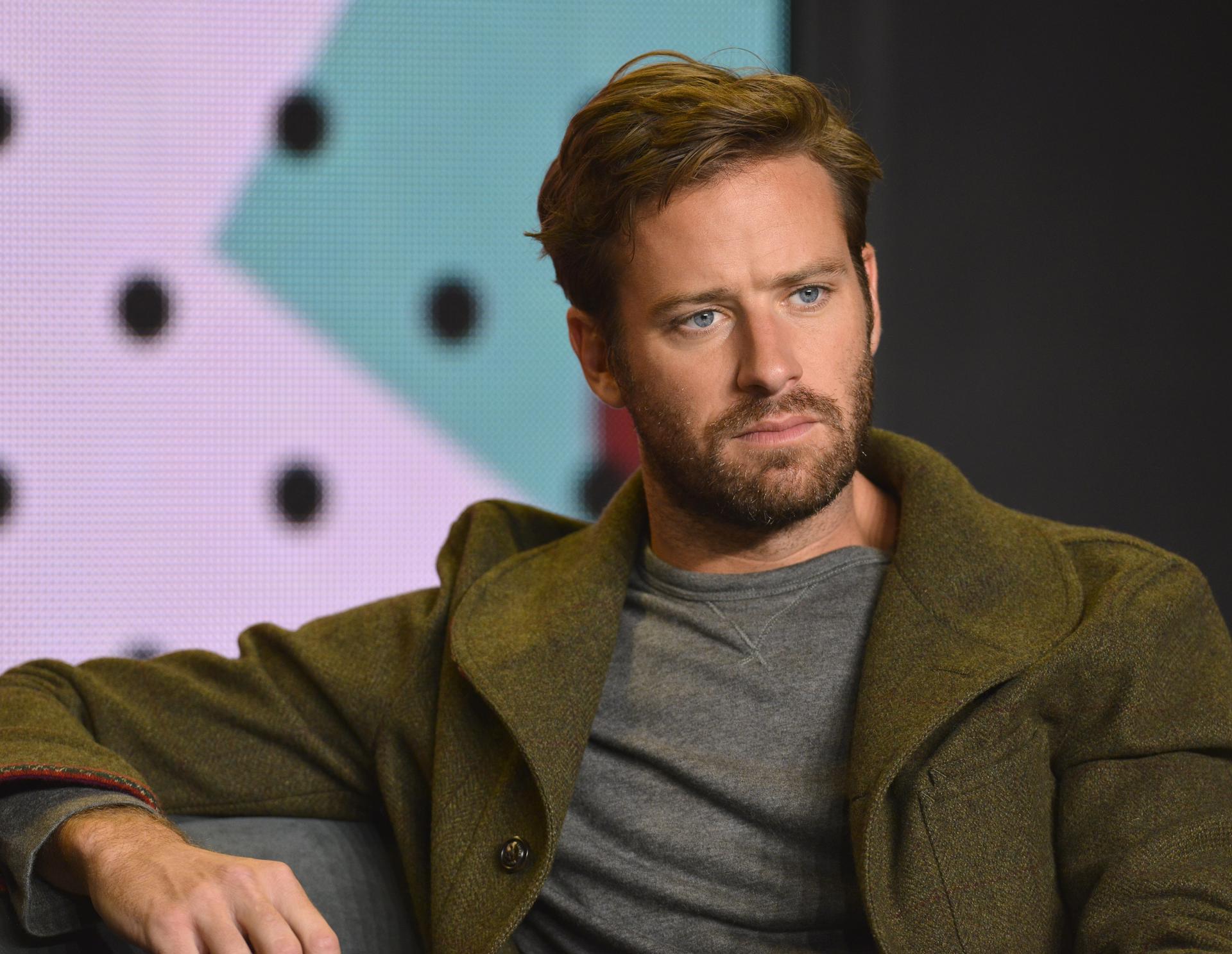 Armie Hammer tilda de y "divertidas" las acusaciones de