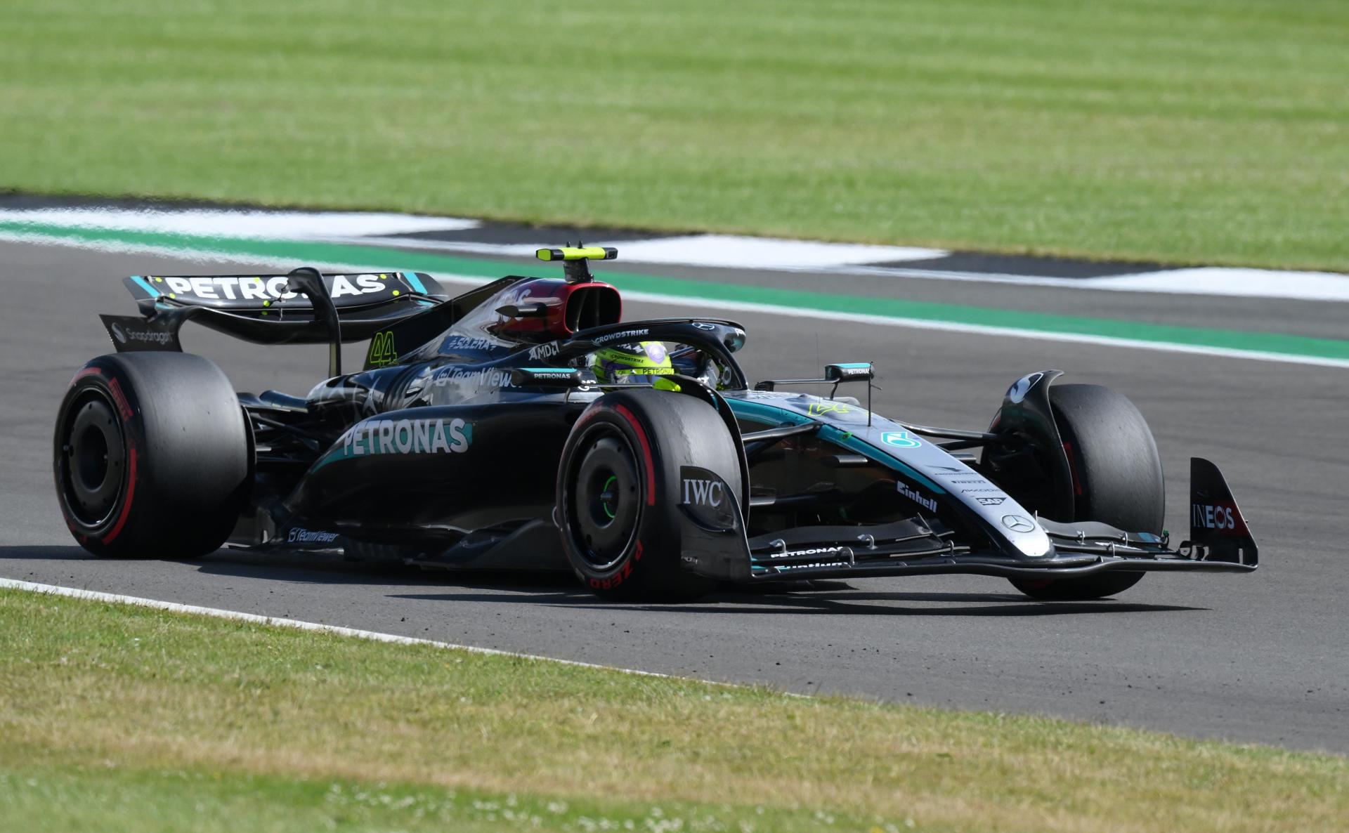 Hamilton gana en Silverstone y eleva a 104 su récord histórico de victorias  en la F1 | Qué Pasa, image size:1920x1186