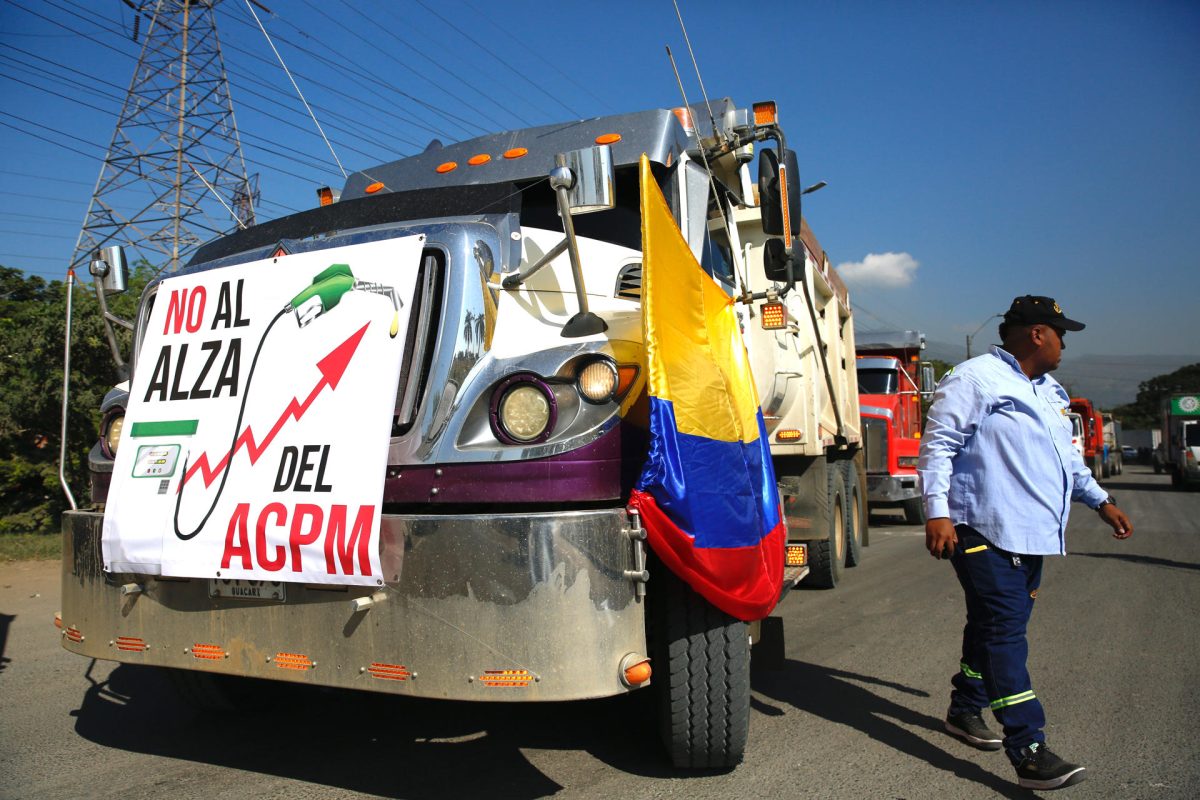 Centenares de camioneros protestan en Colombia contra anuncio de alza de precio del diesel | Qué Pasa