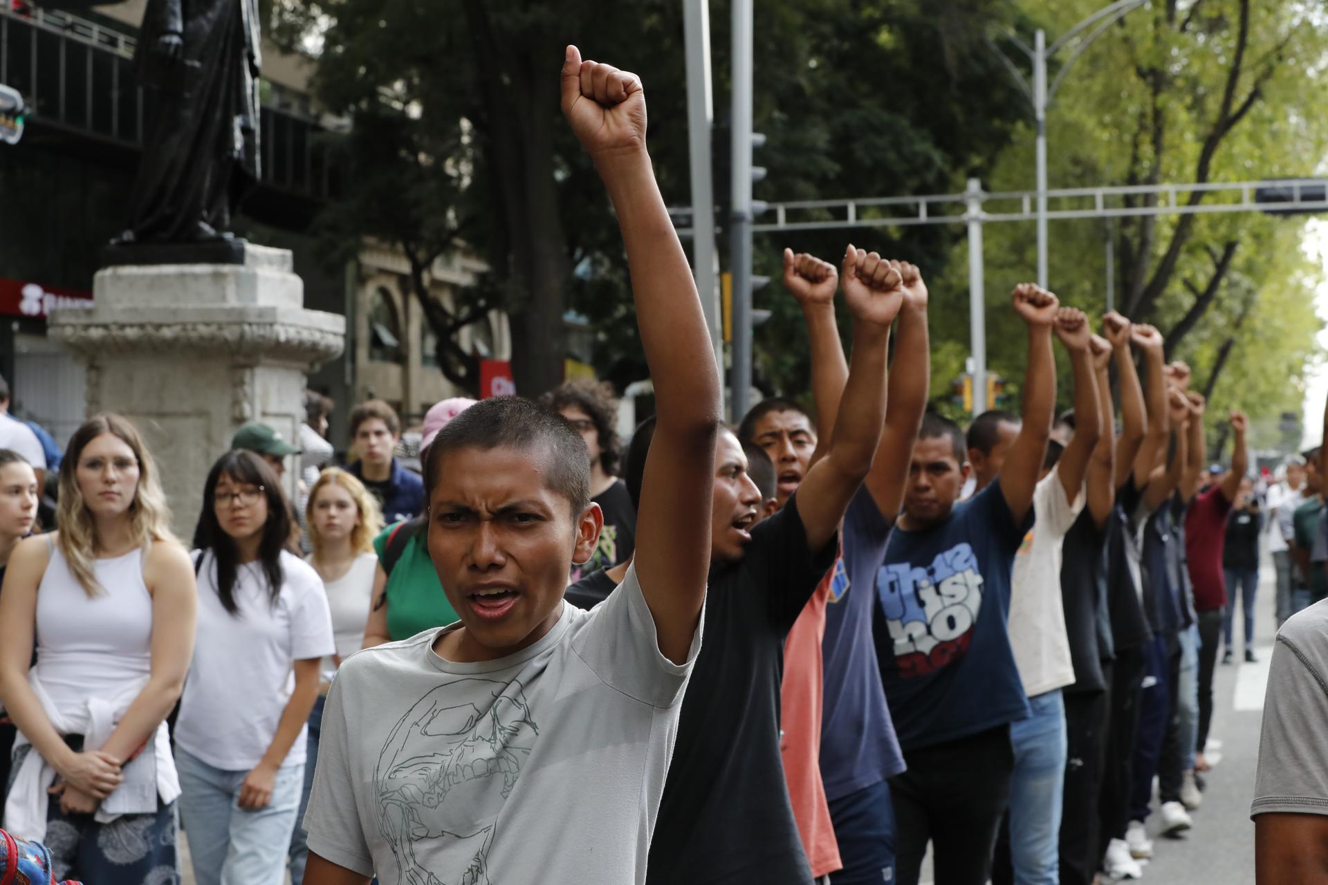 Familias de los 43 estudiantes de Ayotzinapa acusan a López Obrador de ...