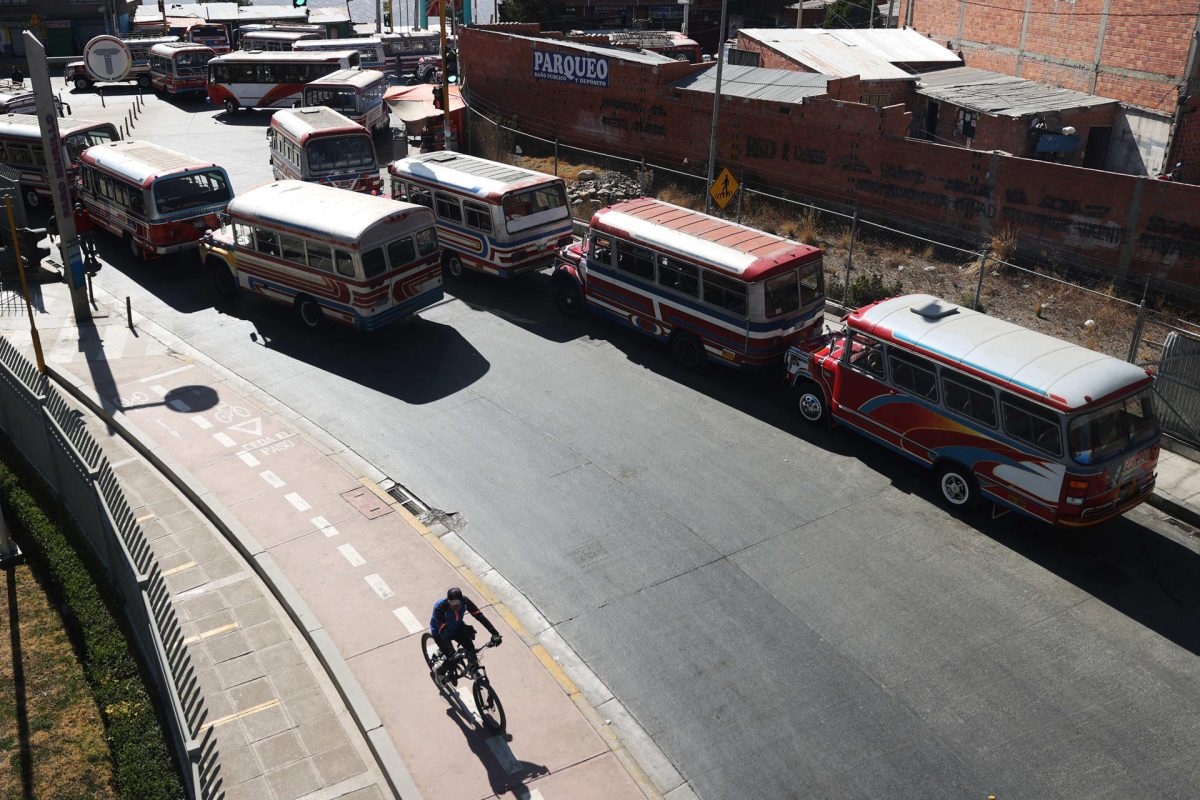 Transporte pesado bloquea vías por segundo día y paraliza a Bolivia por ...