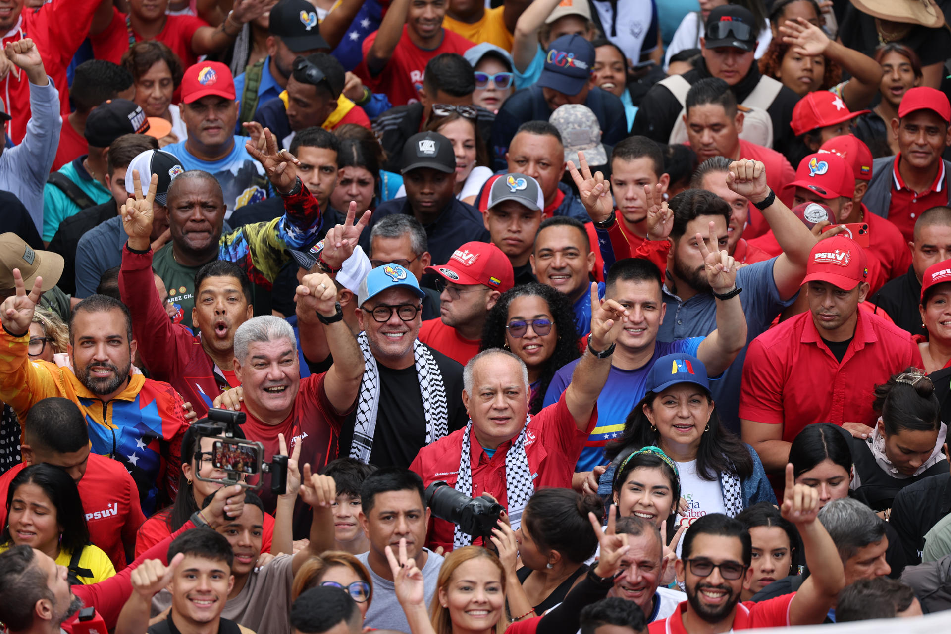 Chavistas marchan en Caracas para celebrar "gran victoria" de Maduro en ...