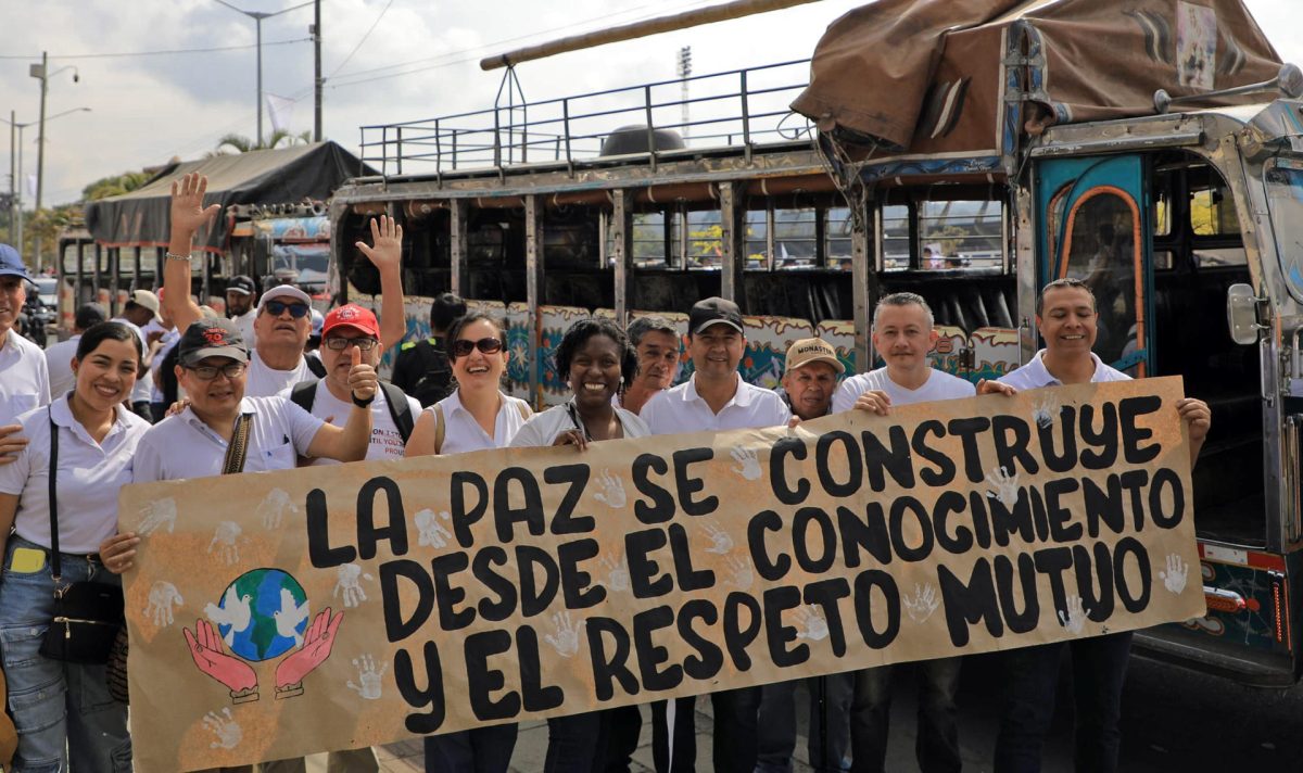 Miles de personas marchan por la paz y rechazan la violencia en el ...