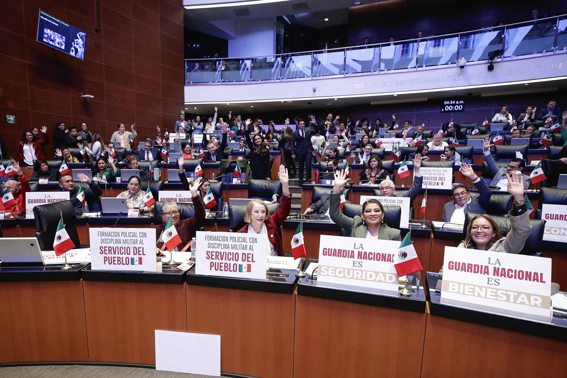 El Senado de México aprueba la polémica reforma para militarizar la ...