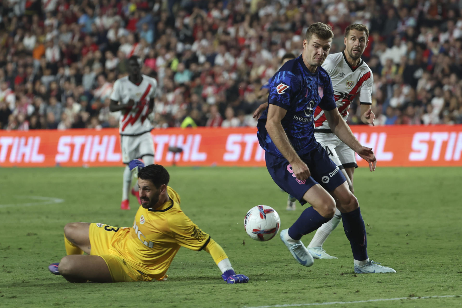 1-1. El Rayo aleja al Atlético a seis puntos del liderato del Barcelona ...