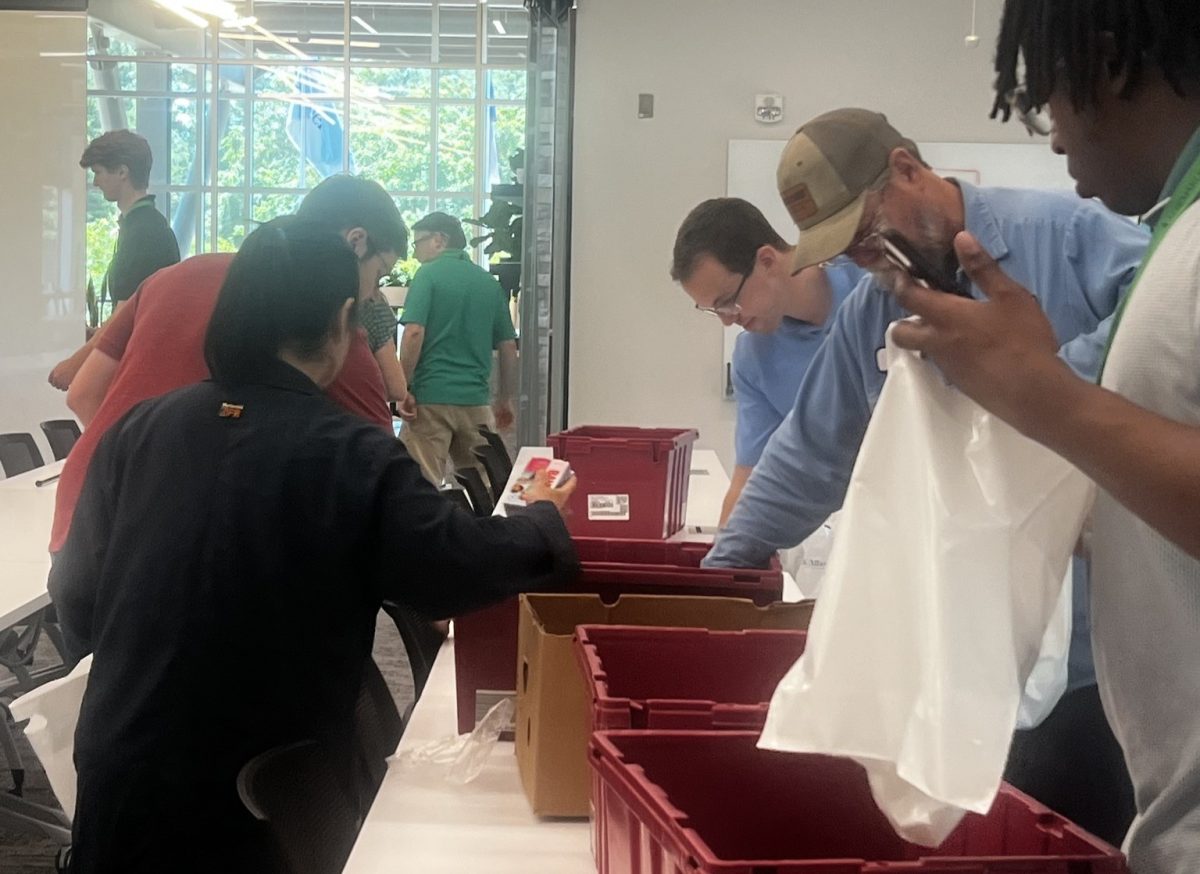 Llevan medicamentos gratuitos a Wilmington con Farmacia Móvil