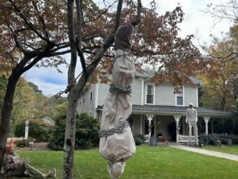 Vecinos de Wake Forest molestos por decoración Halloween
