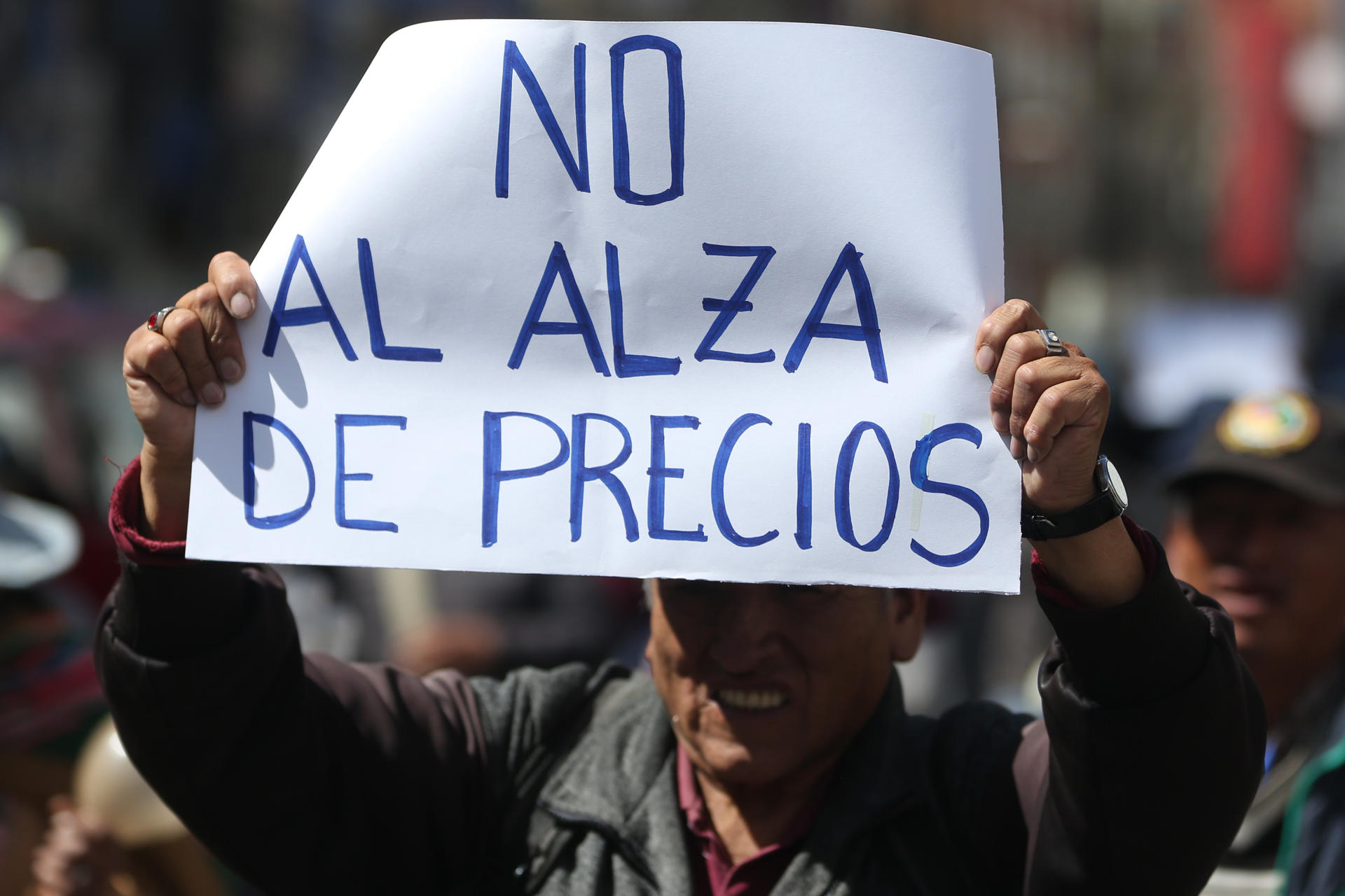 Choferes bolivianos realizan una huelga por la falta de combustible y ...