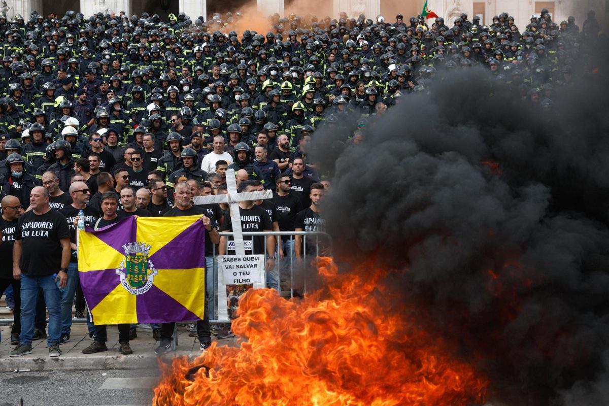 Cientos de bomberos se manifiestan ante el Parlamento de Portugal por ...