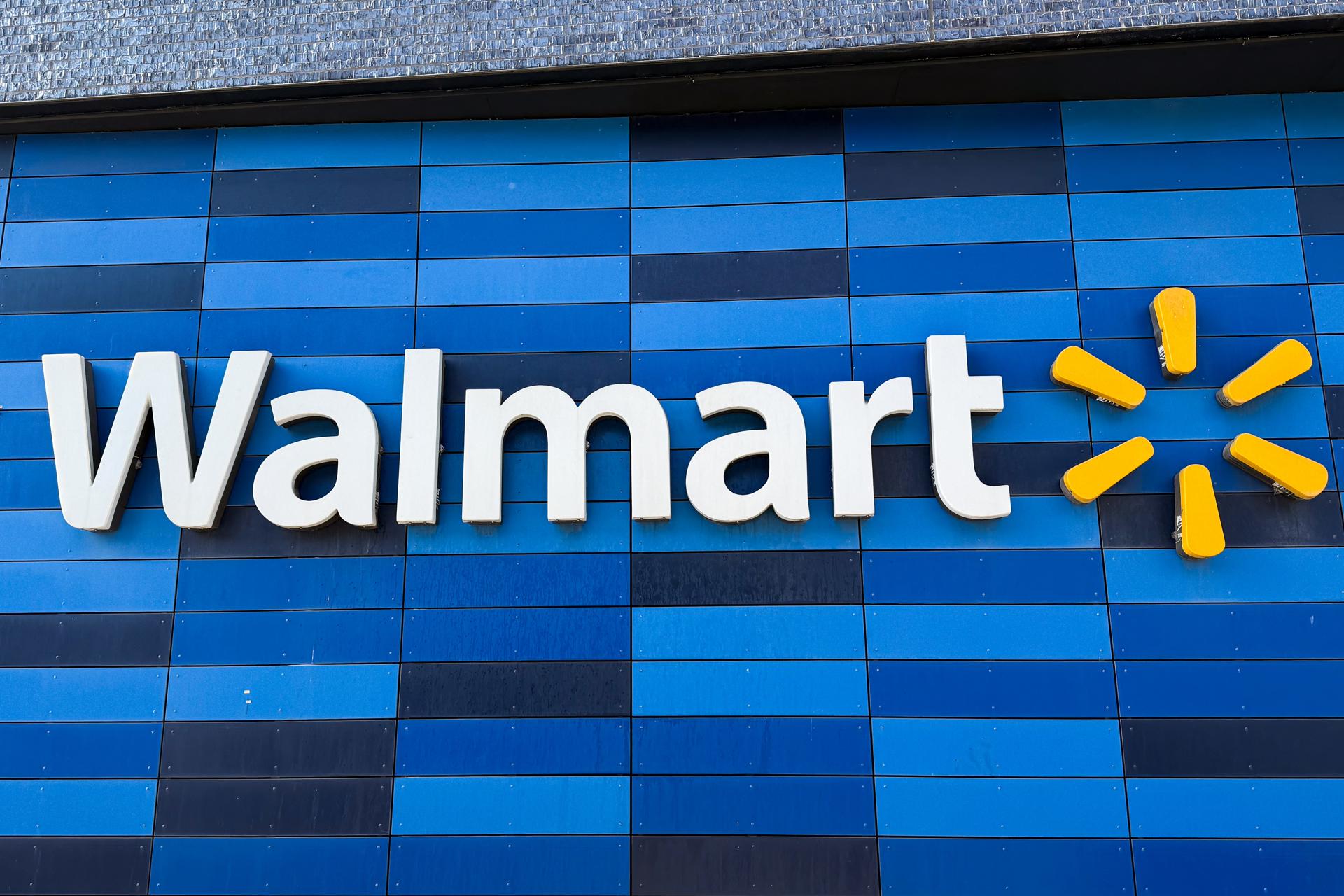 Estadounidense Walmart anuncia inversión de 1.300 millones de dólares en  Chile hasta 2029 | Qué Pasa