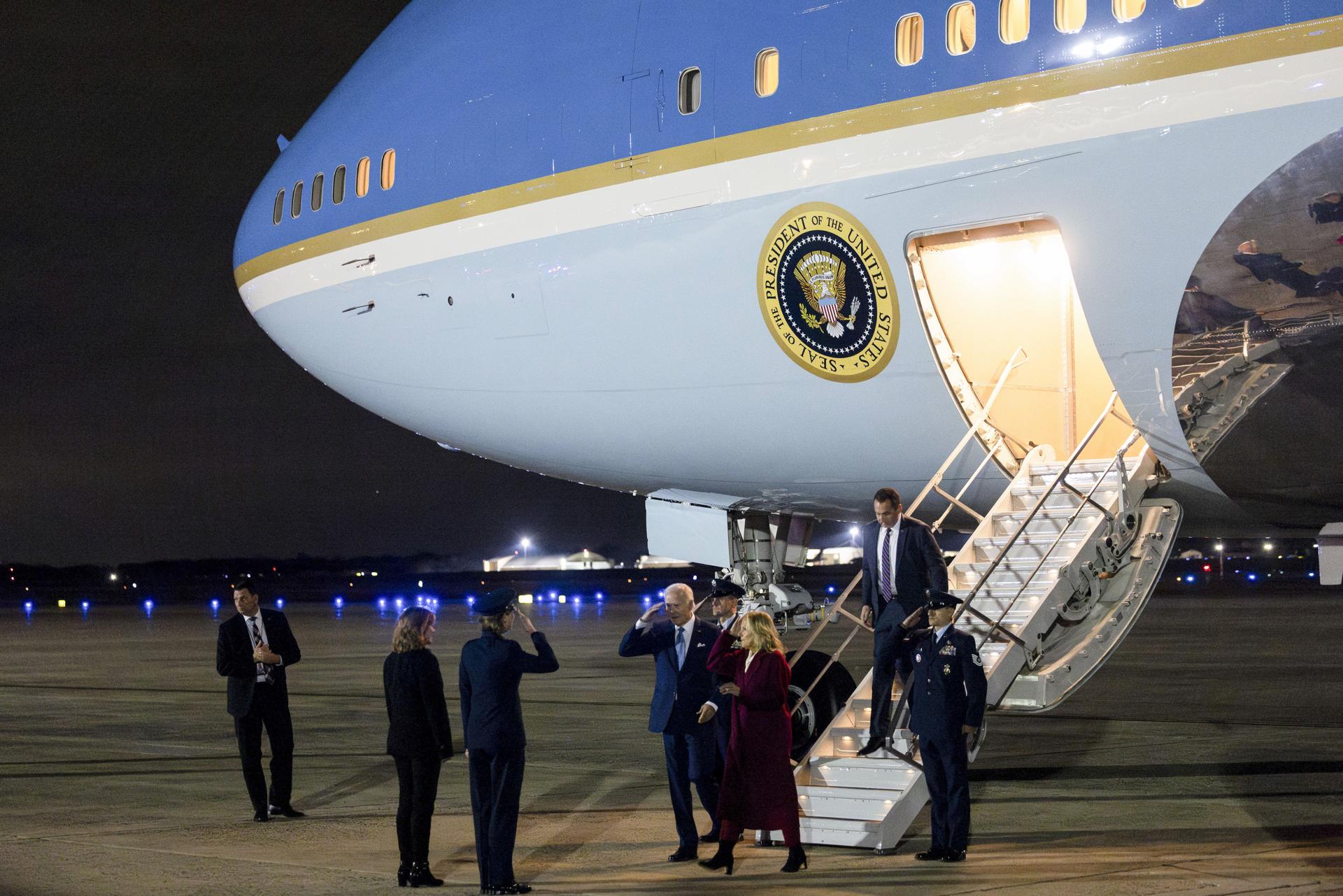 Trump visita un avión Boeing para criticar retrasos en la entrega del