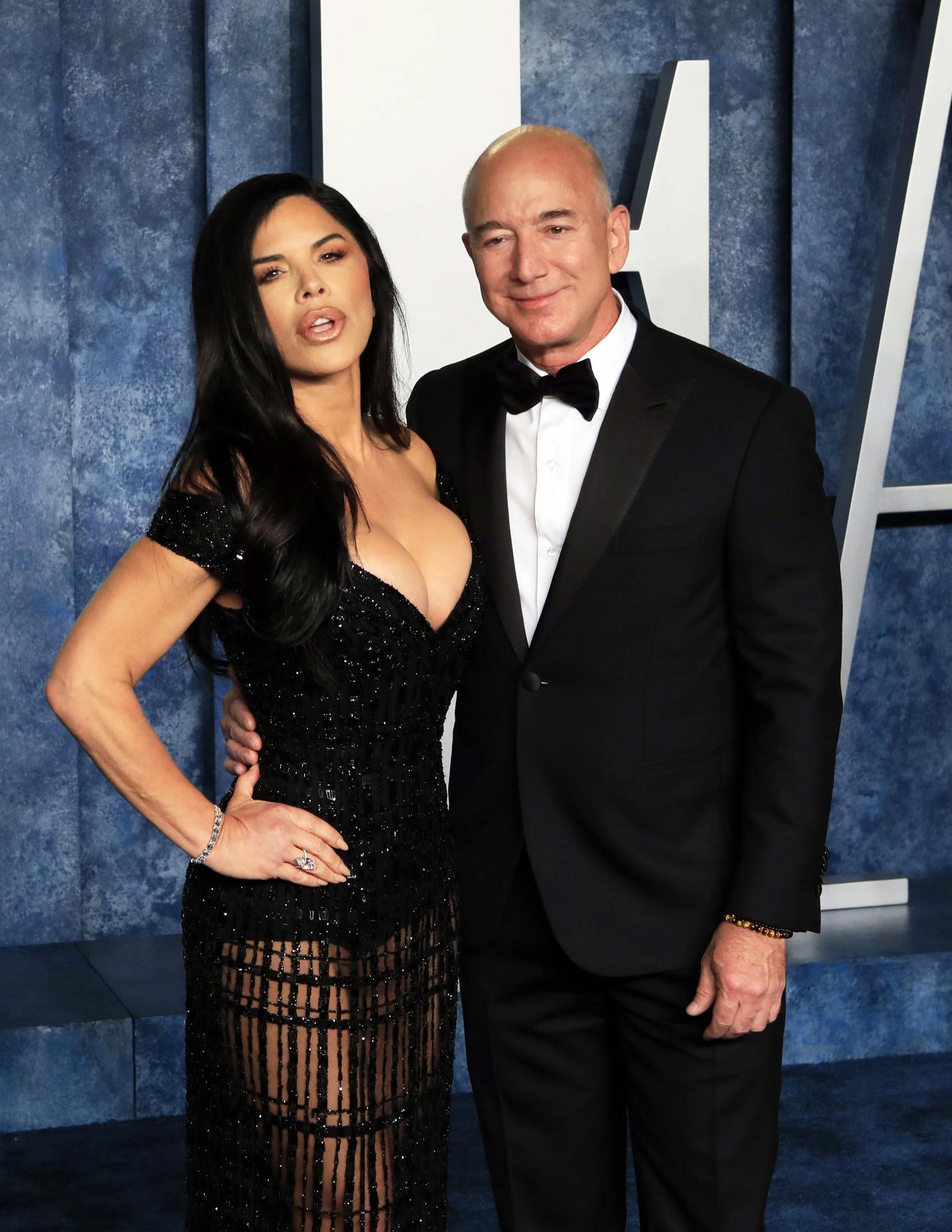 Jeff Bezos y Lauren Sánchez invitan a su boda a una larga lista de ricos y  famosos | Qué Pasa, image size:1484x1920