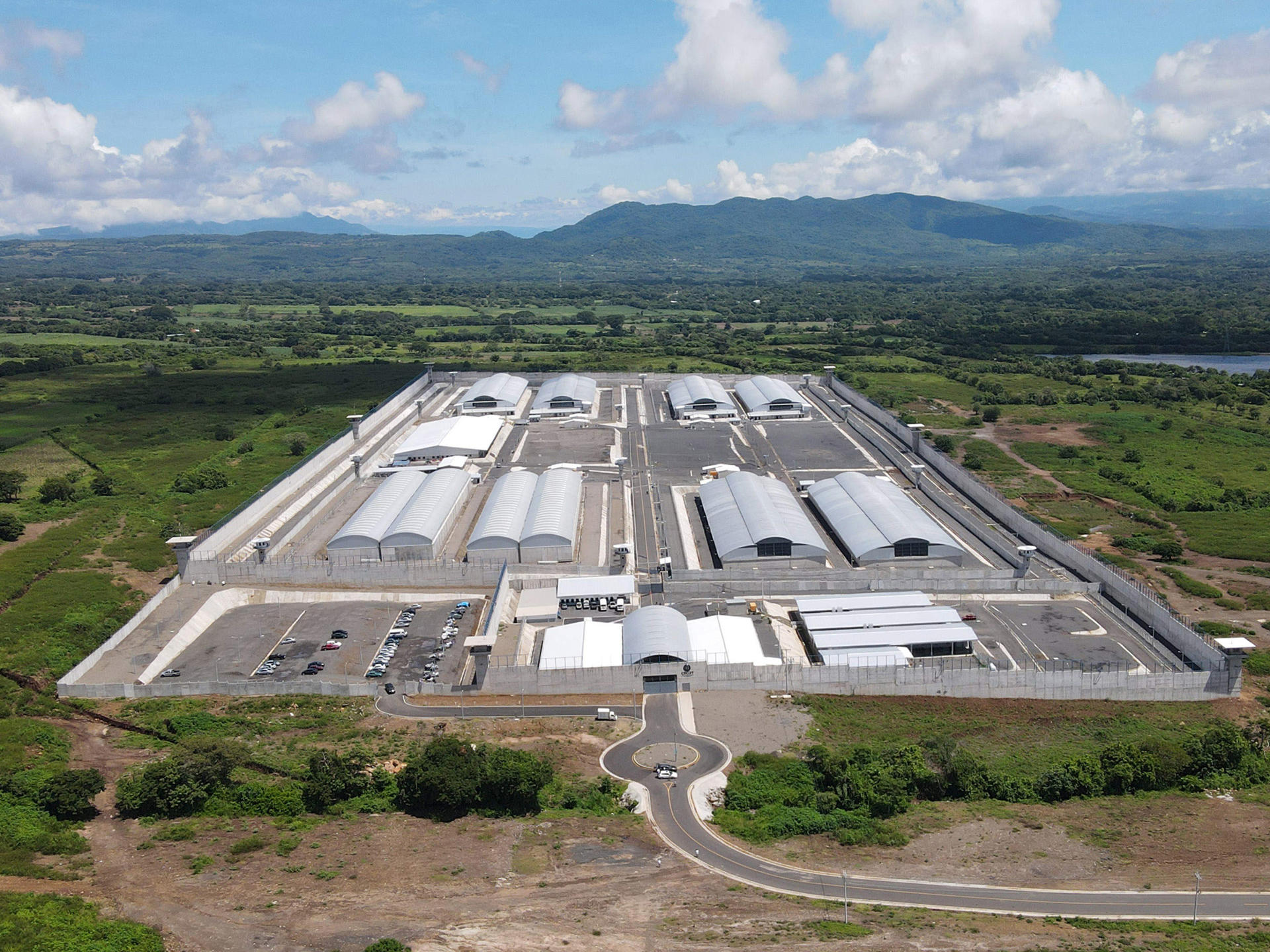 ¿Qué sucede en la megacárcel de El Salvador que ahora alberga migrantes ...