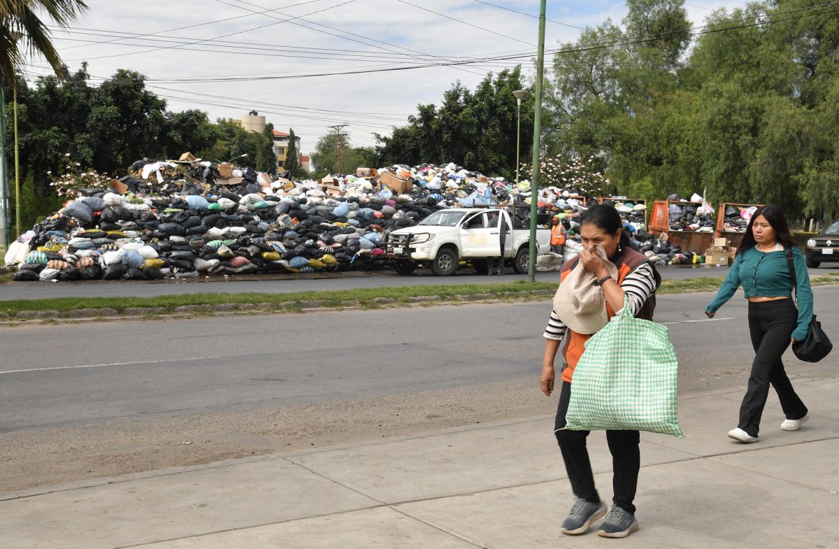Toneladas de basura se acumulan en las calles y los hospitales en el ...