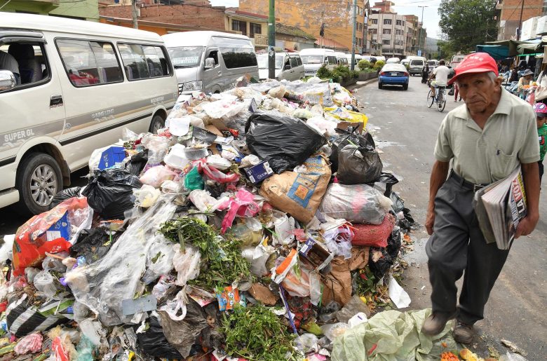 Toneladas de basura se acumulan en las calles y los hospitales en el ...