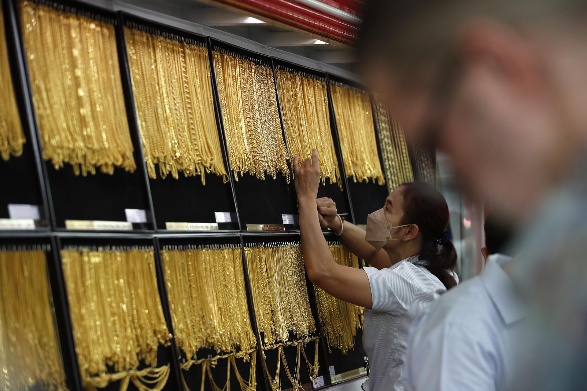 El oro registra un nuevo máximo histórico al superar los 3.175 dólares ...