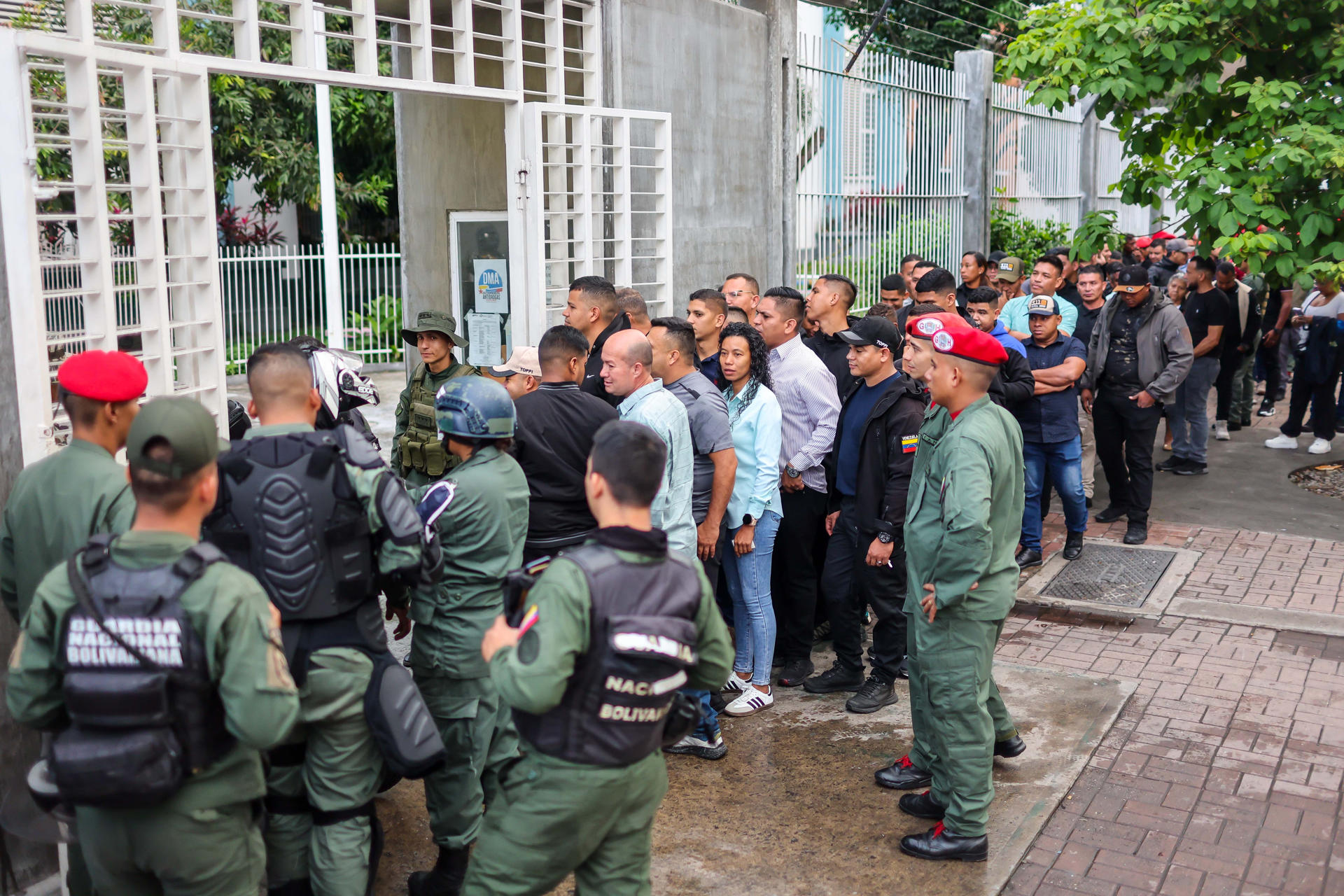 Abren los centros de voto en Venezuela para las elecciones regionales y ...