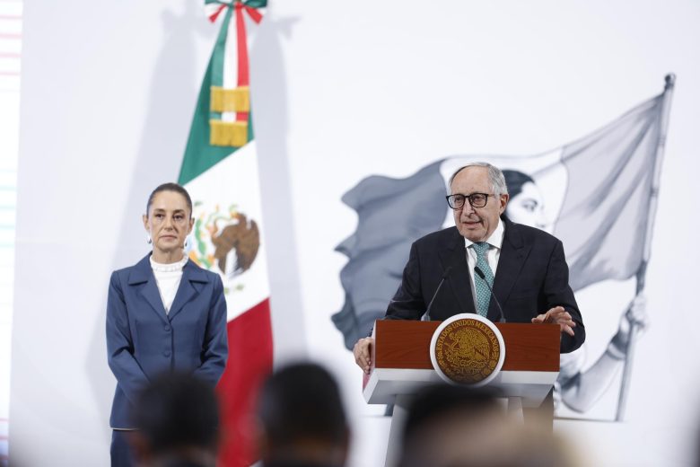 El secretario de Salud, David Kersenobich, habla durante una rueda de prensa con la presidenta de México, Claudia Sheinbaum, este martes, en Palacio Nacional de la Ciudad de México (México). EFE/ Sáshenka Gutiérrez