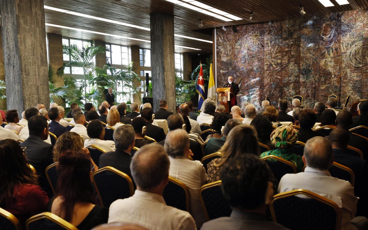 Personas asisten al acto central por el 90 aniversario del establecimiento de las relaciones diplomáticas entre Cuba y la Santa Sede este 5 de junio de 2025, en La Habana (Cuba). EFE/ Ernesto Mastrascusa