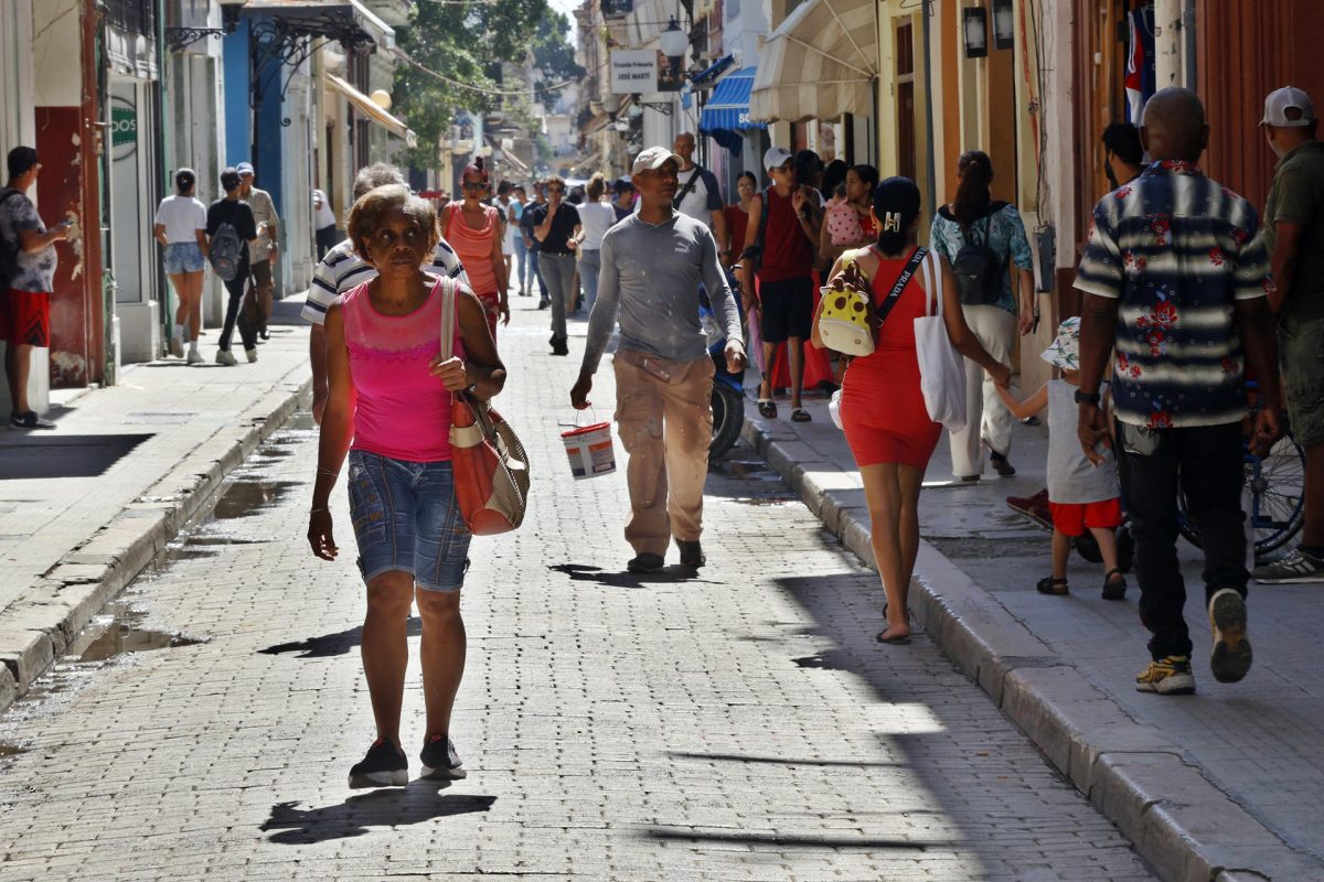 Personas caminan por una calle este 16 de junio de 2025, en La Habana (Cuba). EFE/ Ernesto Mastrascusa