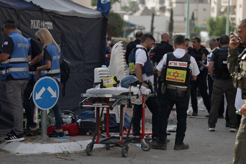 Equipos de rescate israelíes trabajan en el lugar de un ataque con misiles en una zona residencial de Be'er Sheva, en el sur de Israel, el 24 de junio de 2025. El ejército israelí declaró que Irán lanzó un aluvión de misiles balísticos contra Israel durante la noche. Magen David Adom (MDA), los servicios nacionales de emergencia de Israel, informó de al menos cuatro muertos y docenas de heridos en el sur de Israel.
EFE/EPA/ATEF SAFADI