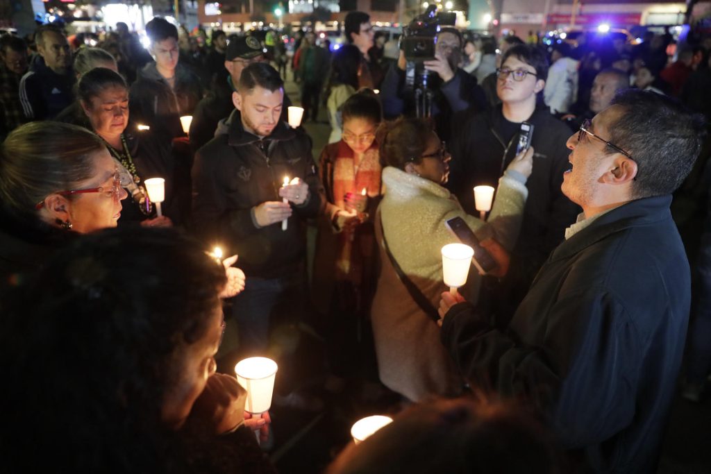 Personas encienden velas a las afueras de la Fundación Santa Fe donde fue trasladado el senador colombiano Miguel Uribe Turbay este sábado, en Bogotá (Colombia). EFE/ Carlos Ortega