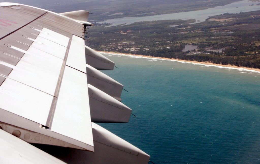 Fotografía de archivo, tomada el 19/9/2007, de una vista aérea de la costa de la isla de Phuket desde un avión en el sur de Tailandia. EFE/Barbara Walton
