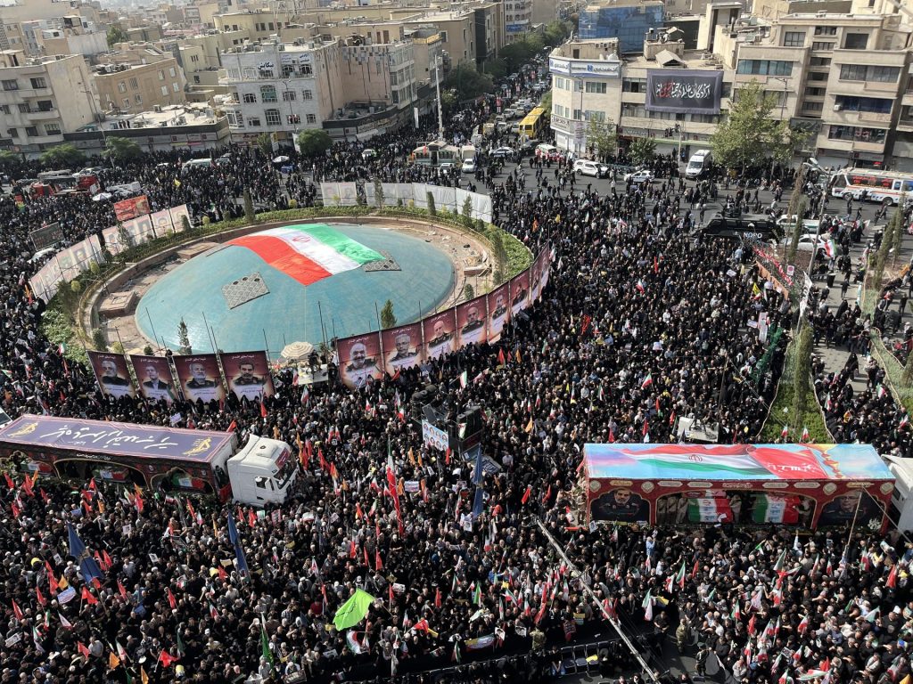 Imagen de los funerales de Estado celebrados este sábado en Teherán por 60 personas, entre ellas altos cargos militares y científicos nucleares, muertas en ataques israelíes en la guerra de los 12 días, iniciada el 13 de junio. EFE/EPA/ABEDIN TAHERKENAREH