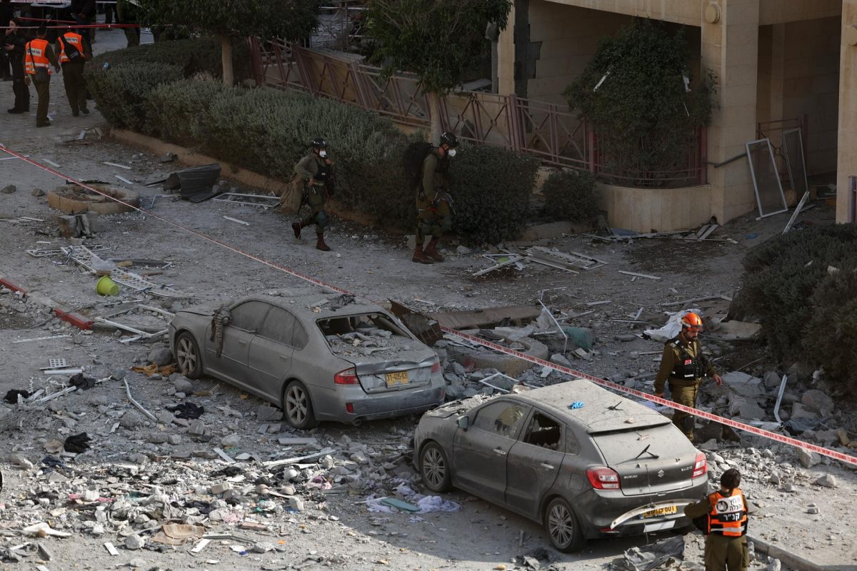 Vista de coches dañados y escombros mientras los equipos de rescate israelíes trabajan en el lugar de un ataque con misiles en una zona residencial de Be'er Sheva, en el sur de Israel, el 24 de junio de 2025. El ejército israelí declaró que Irán lanzó un aluvión de misiles balísticos contra Israel durante la noche. Magen David Adom (MDA), los servicios nacionales de emergencia de Israel, informaron de al menos cuatro muertos y decenas de heridos en el sur de Israel.
EFE/EPA/ATEF SAFADI
//////////
Be'er Sheva (Israel), 24/06/2025.- A view of damaged cars and debris as Israeli rescue teams work at the site of a missile strike on a residential area in Be'er Sheva, southern Israel, 24 June 2025. Israel's military stated Iran launched a barrage of ballistic missiles at Israel overnight. Magen David Adom (MDA), Israel's national emergency services, reported at least four killed and dozens injured in southern Israel. EFE/EPA/ATEF SAFADI