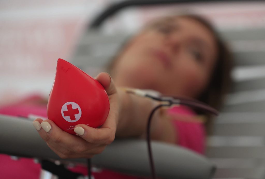 Una voluntaria dona sangre durante la ceremonia del Día Mundial del Donante de Sangre, en las instalaciones de la Cruz Roja en la Ciudad de México. EFE/ Archivo/ Mario Guzmán