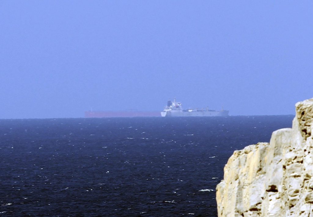 Foto de archivo de unos petroleros cruzando el Estrecho de Ormuz, EFE/Ali Haider