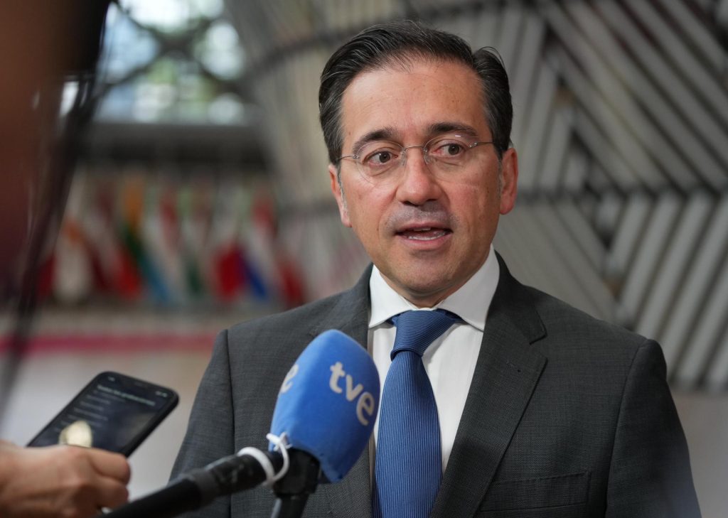 El ministro español de Asuntos Exteriores, José Manuel Albares, habla con la prensa durante el Consejo de Asuntos Exteriores de la Unión Europea en Bruselas, Bélgica, el 23 de junio de 2025. Los ministros de Asuntos Exteriores de la UE debatirán sobre la agresión rusa contra Ucrania tras un intercambio informal con el ministro de Asuntos Exteriores ucraniano, Andrii Sybiha, así como sobre los recientes acontecimientos en Oriente Medio tras los ataques israelíes y estadounidenses contra Irán y la respuesta de Irán. (Bélgica, Ucrania, Bruselas)
EFE/EPA/OLIVIER HOSLET
//////////
BELGIUM (Brussels), 23/06/2025.- Spanish Foreign Minister Jose Manuel Albares speaks to the press during the European Foreign Affairs Council in Brussels, Belgium, 23 June 2025. EU Foreign Affairs Ministers will discuss Russian aggression against Ukraine following an informal exchange with Ukrainian Foreign Minister Andrii Sybiha, as well as recent developments in the Middle East after Israeli and US strikes on Iran and Iran’s response. (Bélgica, Ucrania, Bruselas) EFE/EPA/OLIVIER HOSLET