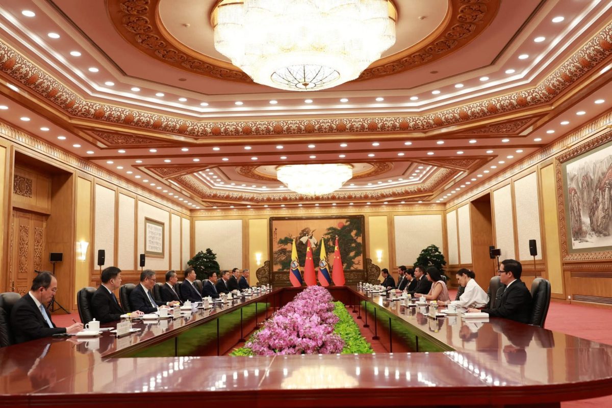 El presidente chino, Xi Jinping (c-i), y su homólogo ecuatoriano, Daniel Noboa (c-d) durante la reunión que ambos mantuvieron en el Gran Salón del Pueblo, este viernes en Pekín. EFE/Presidencia de Ecuador / SOLO USO EDITORIAL/SOLO DISPONIBLE PARA ILUSTRAR LA NOTICIA QUE ACOMPAÑA (CRÉDITO OBLIGATORIO)