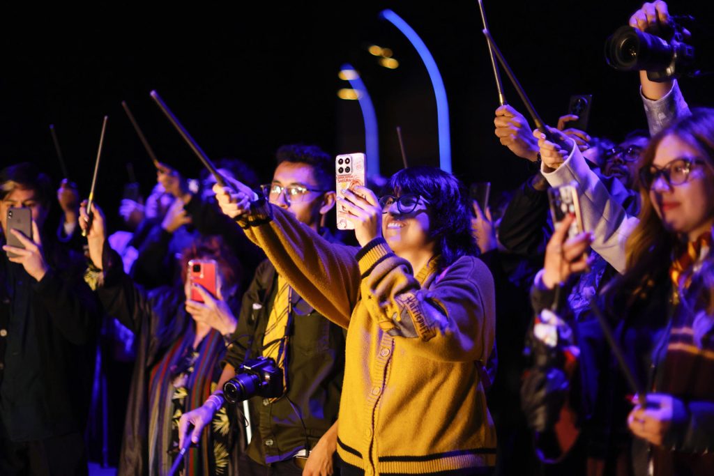 Personas asisten a la experiencia artística interactiva ‘Harry Potter, Visions of Magic’ este jueves, en Ciudad de México (México). EFE/ Sáshenka Gutiérrez