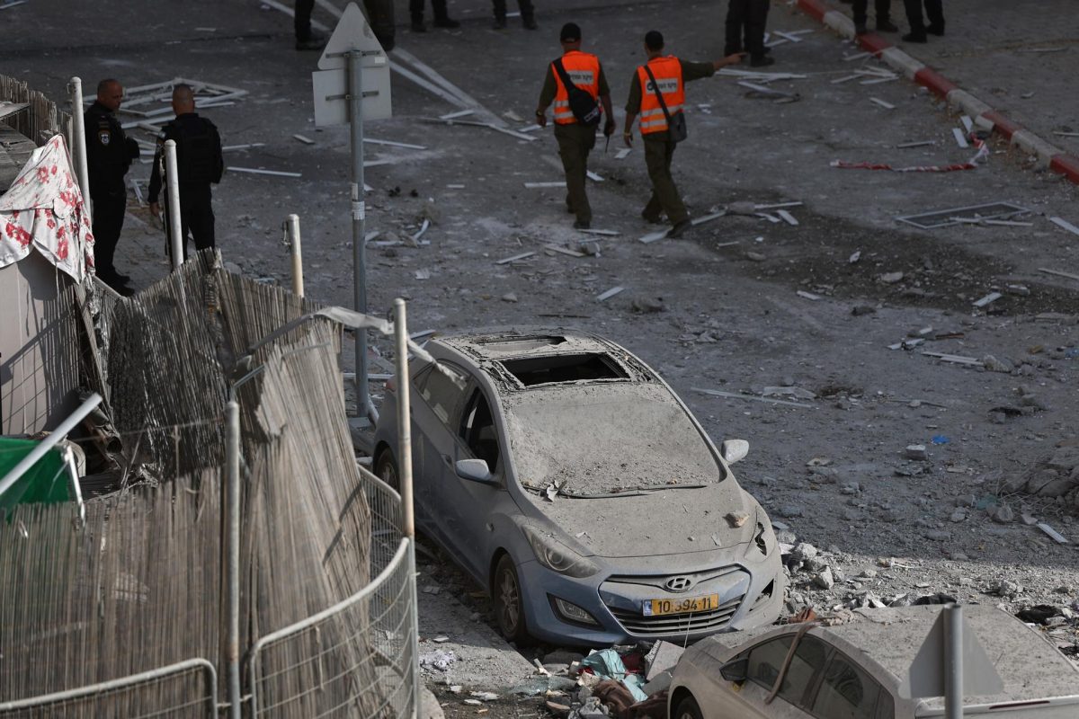 Vista de coches dañados y escombros mientras los equipos de rescate israelíes trabajan en el lugar de un ataque con misiles en una zona residencial de Be'er Sheva, en el sur de Israel, el 24 de junio de 2025. El ejército israelí declaró que Irán lanzó un aluvión de misiles balísticos contra Israel durante la noche. Magen David Adom (MDA), los servicios nacionales de emergencia de Israel, informaron de al menos cuatro muertos y decenas de heridos en el sur de Israel.
EFE/EPA/ATEF SAFADI
//////////
Be'er Sheva (Israel), 24/06/2025.- A view of damaged cars and debris as Israeli rescue teams work at the site of a missile strike on a residential area in Be'er Sheva, southern Israel, 24 June 2025. Israel's military stated Iran launched a barrage of ballistic missiles at Israel overnight. Magen David Adom (MDA), Israel's national emergency services, reported at least four killed and dozens injured in southern Israel. EFE/EPA/ATEF SAFADI