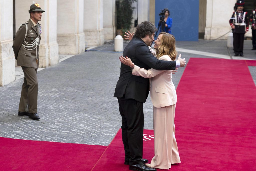 La primera ministra italiana Giorgia Meloni (D) recibe al presidente de Argentina, Javier Milei, en el Palacio Chigi de Roma, Italia, el 6 de junio de 2025. (Italia, Roma) 
EFE/EPA/MASSIMO PERCOSSI
 
//////////
 
Roma (Italy), 06/06/2025.- Italian Prime Minister Giorgia Meloni (R) welcomes Argentina's President Javier Milei at the Chigi Palace in Rome, Italy, 06 June 2025. (Italia, Roma) EFE/EPA/MASSIMO PERCOSSI