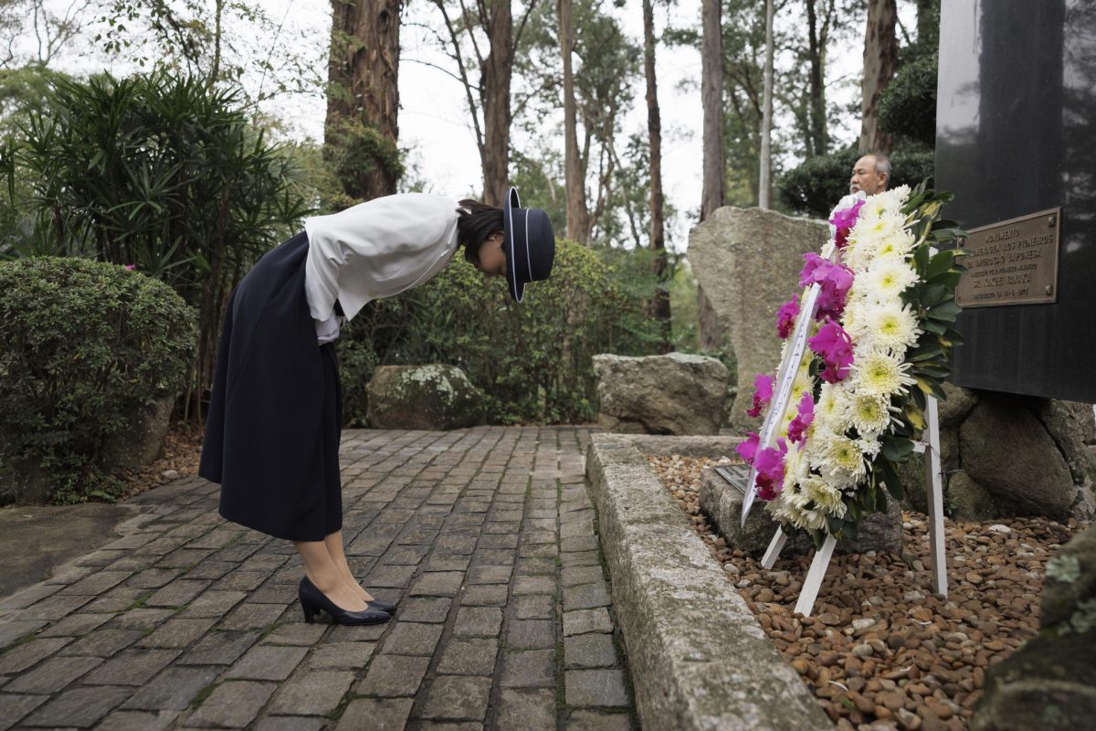 La princesa Kako, integrante de la familia imperial japonesa, visita el monumento en honor a los Pioneros de la Inmigración Japonesa, este jueves en São Paulo (Brasil). La princesa Kako de Japón, sobrina del emperador Naruhito, comenzó en São Paulo una visita de once días por varias ciudades de Brasil para conmemorar los 130 años de relaciones diplomáticas entre ambos países. EFE/ Isaac Fontana
